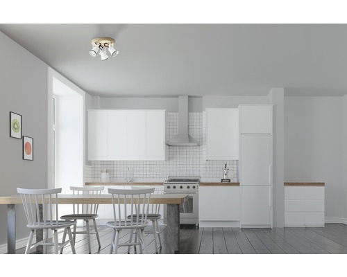 Světlý kuchyňský interiér s jídelním stolem a stropním svítidlem se třemi reflektory