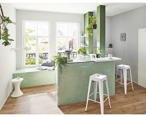 Světlá místnost s pultem, barovými židlemi, parapetem a dekoračními prvky