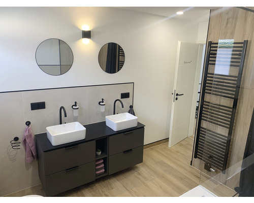 Moderní koupelna s dvojitým umyvadlem, zrcadly a ohřívačem ručníků