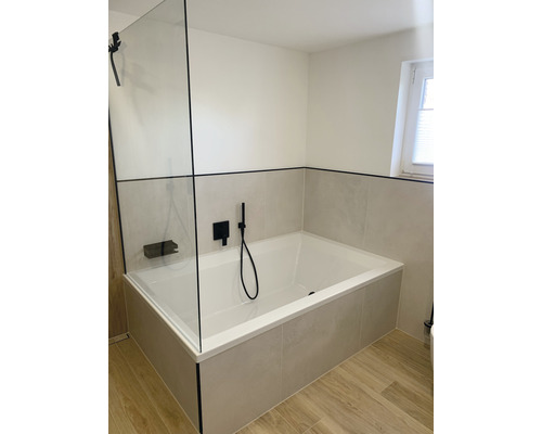 Koupelna s vanou, sprchovou zástěnou a obklady