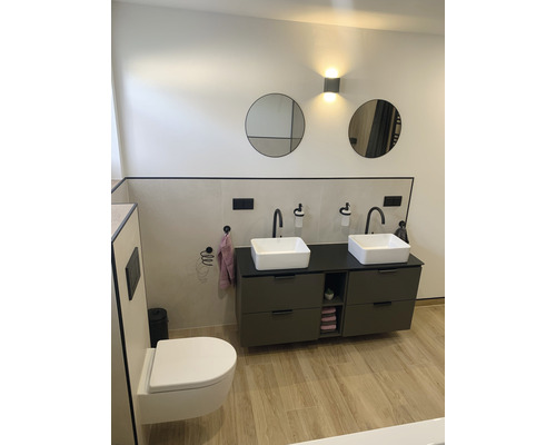 Moderní koupelna s dvojitým umyvadlem, kulatými zrcadly a nástěnnými svítidly