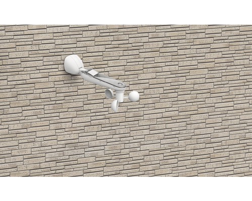 Meteostanice pro měření rychlosti a směru větru na stěně domu