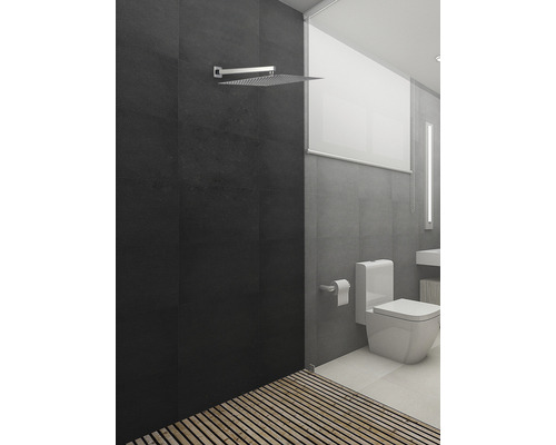 Moderní koupelna se sprchou, toaletou a dřevěným roštem