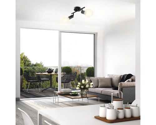 Stropní svítidlo se dvěma žárovkami v obývacím pokoji