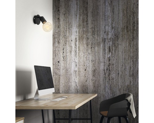 Pracovna se stolem, počítačem, židlí a nástěnnou lampou