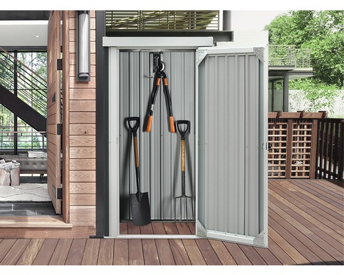 Skříň na zahradní nářadí s otevřenými dveřmi a zahradním nářadím