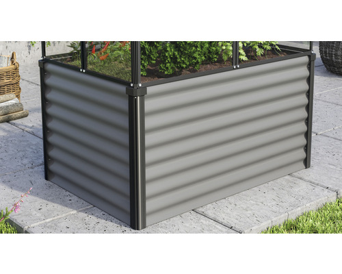 Zvýšený záhon z vlnitého kovu na zahradě