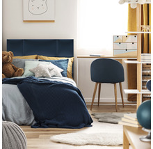 Dětský pokoj s postelí, psacím stolem a židlí ve světlém a přátelském prostředí.