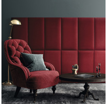 Obývací pokoj s červeným křeslem, stěnovými panely, stolem a stojací lampou