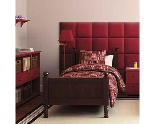 Dětský pokoj s postelí, čalouněným čelem a nočním stolkem