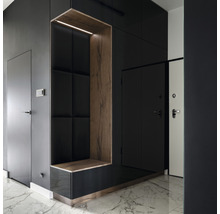 Chodba se šatnou, dveřmi a mramorovou podlahou