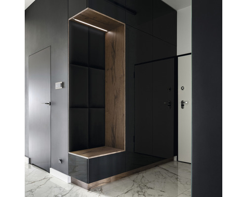 Chodba se šatnou, dveřmi a mramorovou podlahou