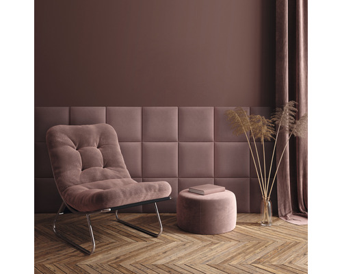 Obývací pokoj s křeslem, stoličkou, stěnovými panely a dekoracemi na dřevěné podlaze