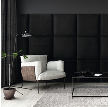 Obývací pokoj s křeslem, konferenčním stolkem a stěnovými panely