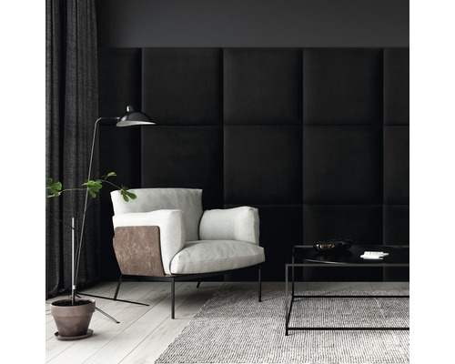 Obývací pokoj s křeslem, konferenčním stolkem a stěnovými panely