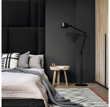 Ložnice s postelí, nočním stolkem, stojací lampou a kobercem