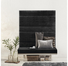 Dekorativní nástěnný panel s lavicí, polštáři, rostlinami a doplňky v místnosti.