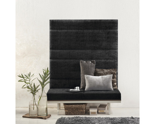 Dekorativní nástěnný panel s lavicí, polštáři, rostlinami a doplňky v místnosti.