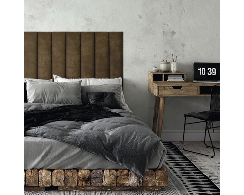 Ložnice s postelí, velkým čelem postele, psacím stolem a židlí