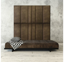 Hnědá futonová postel s prošívanou matrací a čalouněným čelem v ložnici