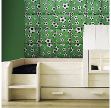 Dětský pokoj s nástěnnými panely s motivem fotbalu a bílou postelí