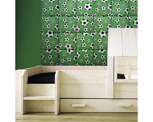 Dětský pokoj s nástěnnými panely s motivem fotbalu a bílou postelí
