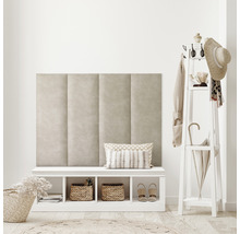 Světlá vstupní hala s čalouněnou stěnou, lavicí s úložným prostorem a věšákem na kabáty