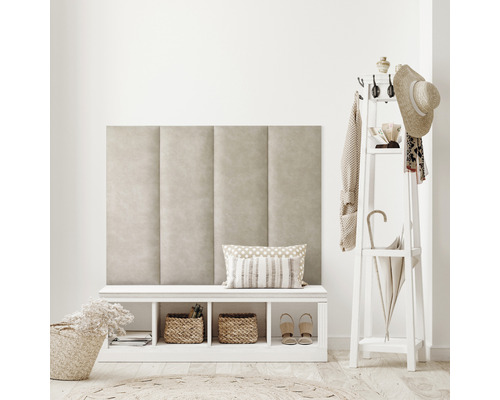 Světlá vstupní hala s čalouněnou stěnou, lavicí s úložným prostorem a věšákem na kabáty