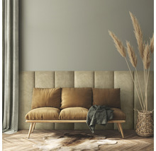 Obývací pokoj s pohovkou, polštáři, dekou, nástěnnými panely, závěsem, vázou a kobercem na parketové podlaze