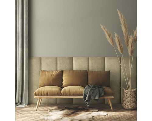 Obývací pokoj s pohovkou, polštáři, dekou, nástěnnými panely, závěsem, vázou a kobercem na parketové podlaze