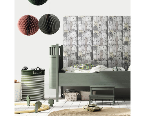 Dětský pokoj s postelí, hračkami a košem na prádlo.