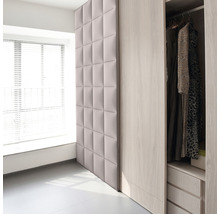 Interiér světlé místnosti s akustickým panelem a otevřenou skříní.