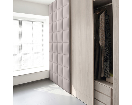 Interiér světlé místnosti s akustickým panelem a otevřenou skříní.