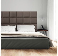 Postel s čalouněným čelem, noční stolek a dekorace