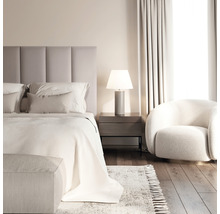 Ložnice s postelí, nočním stolkem, lampou, křeslem, závěsy a kobercem