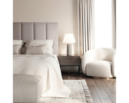 Ložnice s postelí, nočním stolkem, lampou, křeslem, závěsy a kobercem