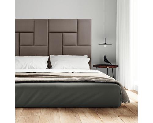 Ložnice s čalouněným čelem postele, nočním stolkem a lampou