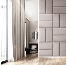 Pohled na pokoj se závěsem, zrcadlovou komodou a nástěnnými panely pro interiérový design