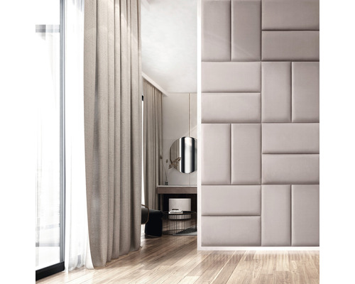 Pohled na pokoj se závěsem, zrcadlovou komodou a nástěnnými panely pro interiérový design