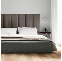 Moderní ložnice s postelí, nočním stolkem a závěsným svítidlem