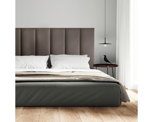 Čalouněný panel Mollis Fancy taupe 30x90 cm Moderní ložnice s postelí, nočním stolkem a závěsným svítidlem