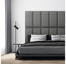 Ložnice s postelí a čalouněným čelem