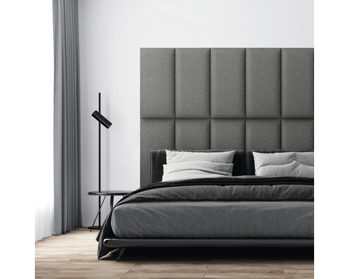 Ložnice s postelí a čalouněným čelem