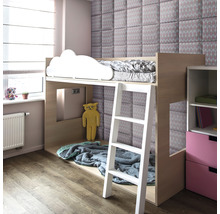 Dětský pokoj s vyvýšenou postelí, žebříkem a stěnovými panely