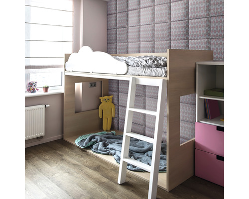 Dětský pokoj s vyvýšenou postelí, žebříkem a stěnovými panely