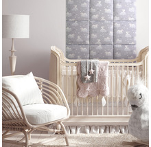 Dětský pokoj s polstrovanými nástěnnými panely, dětskou postýlkou a kojicím křeslem