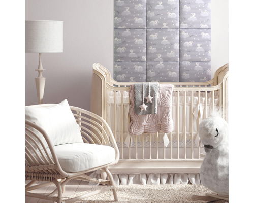 Dětský pokoj s polstrovanými nástěnnými panely, dětskou postýlkou a kojicím křeslem