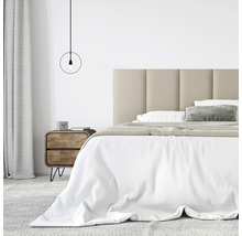 Ložnice s postelí, čalouněným čelem, nočním stolkem a závěsným svítidlem