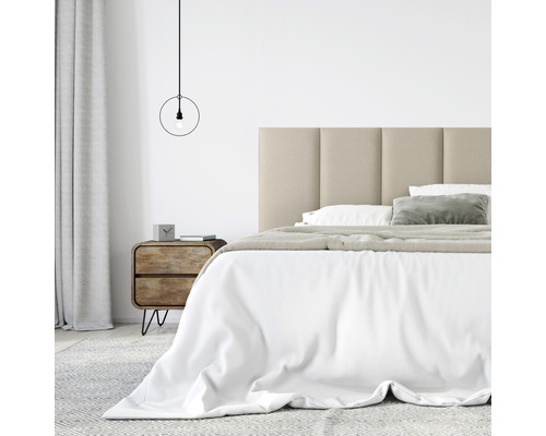 Ložnice s postelí, čalouněným čelem, nočním stolkem a závěsným svítidlem