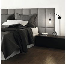 Ložnice s postelí, nočním stolkem a nástěnnou lampou